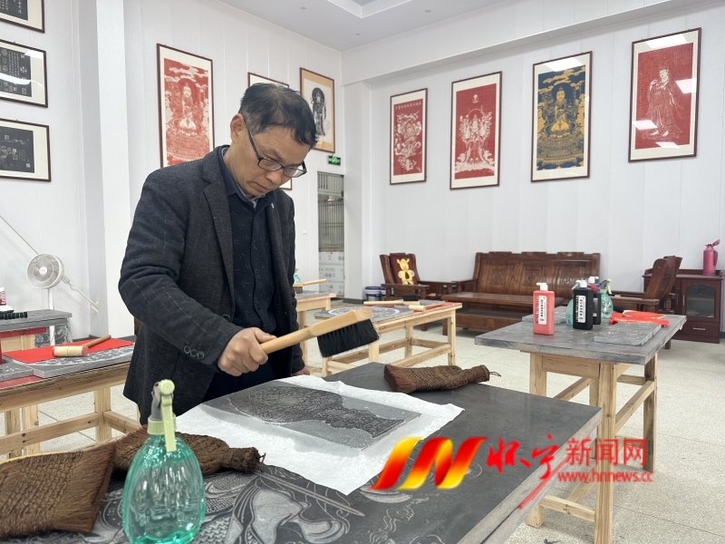 體驗拓印技藝 感受非遺之美2.JPG