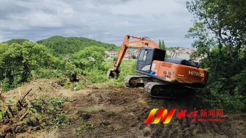 圖為挖掘機(jī)開(kāi)荒起壟,準(zhǔn)備種植新茶。.jpg